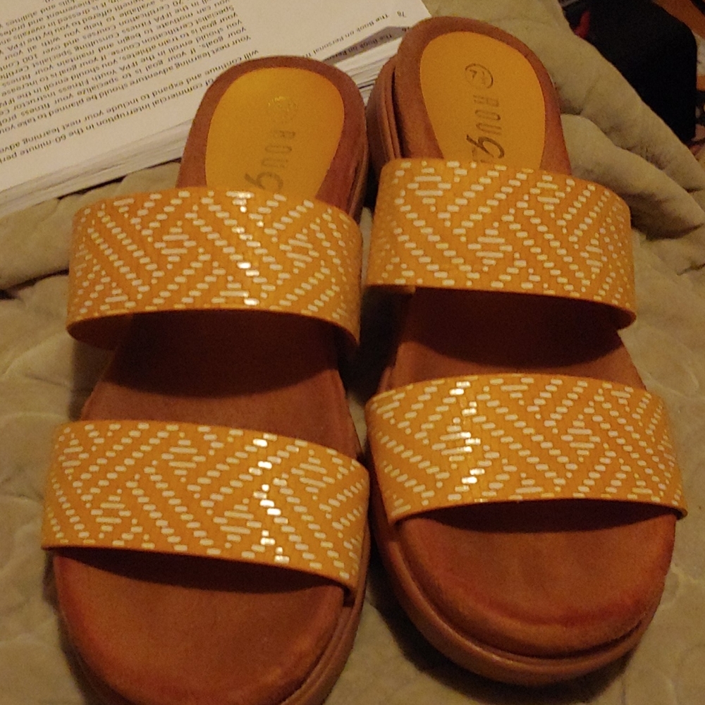 Rouge hellium sandals